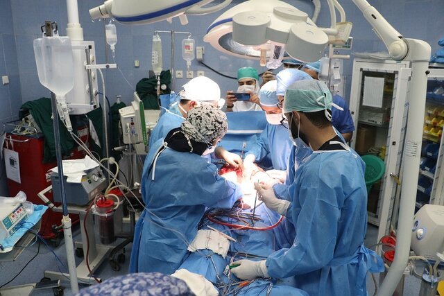 انجام عمل جراحی عروق بیماران دیالیزی با پیوند رگ مصنوعی در آبادان